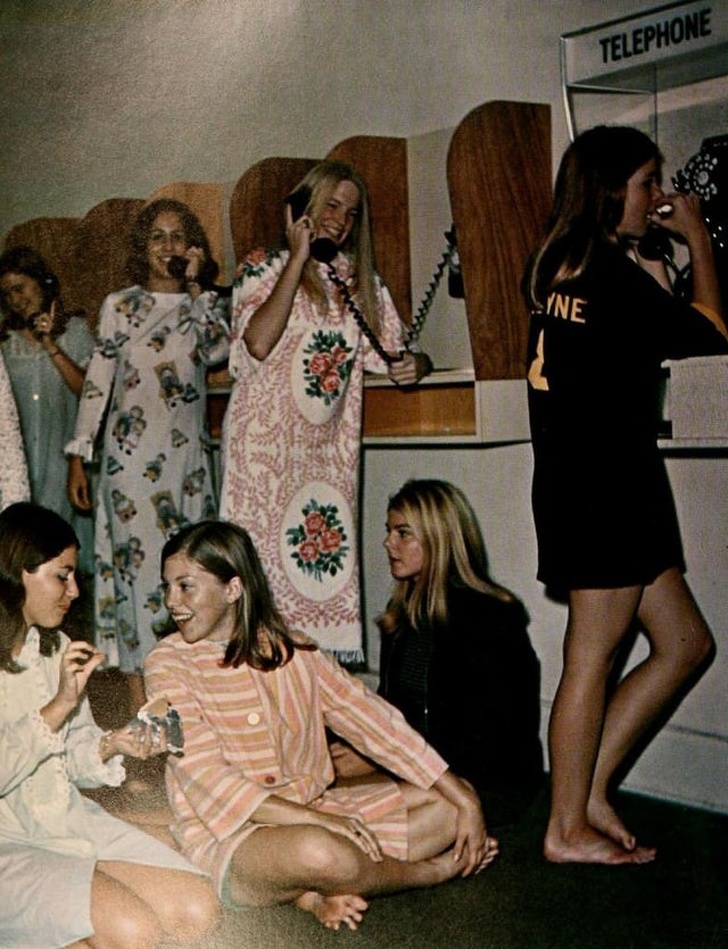 nostalgic vintage photos that define the 1970s - Telephone Ine V