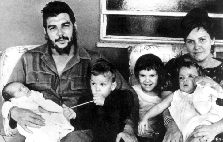 Che Guevara with his wife Aleida March and their 4 kids