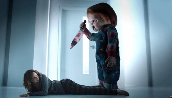 Cult of Chucky (2017)
The voice actor of Chucky, Brad Dourif, can be seen in the reflection of the knife in this scene.