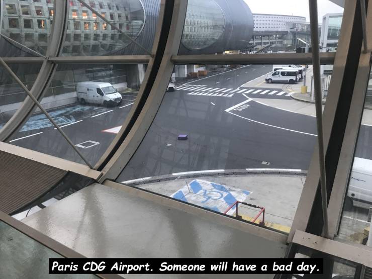 glass - Paris Cdg Airport. Someone will have a bad day.