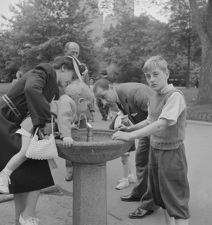 A drinking fountain in Central Park, New York, 1942