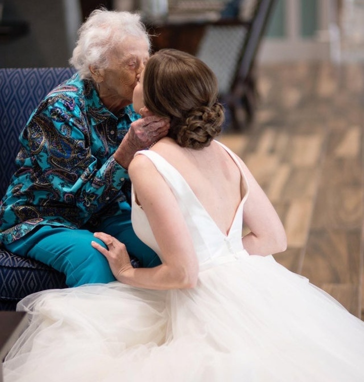 A bride wears her wedding dress to see her 102-year-old grandma who’s in a hospice center.