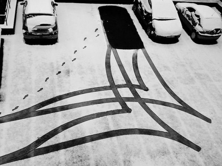 car snow footprints meme