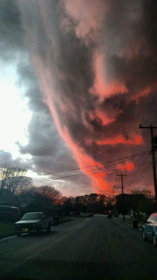 creepy pics - face in the clouds