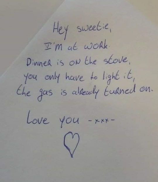 handwriting - Hey sweetie, I'm at work Dinnea is on the stove, you only have to light it, the gas is already turned on. Love you xxx