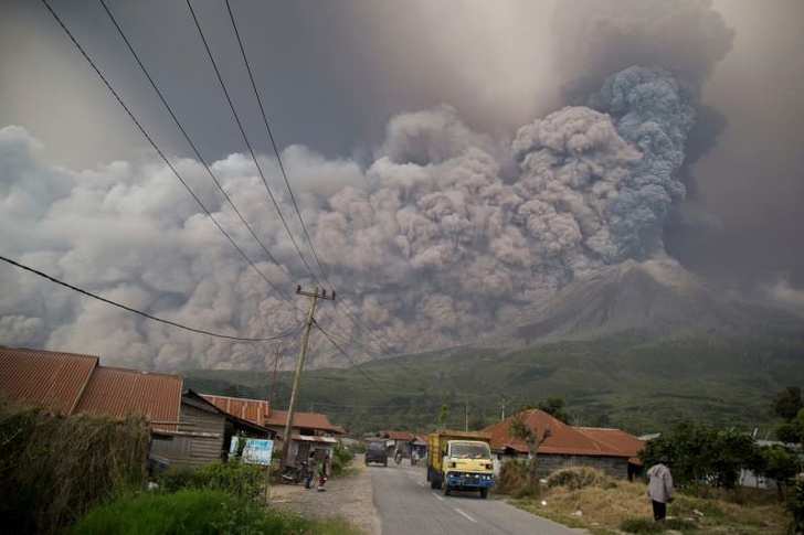 sinabung volcano indonesia