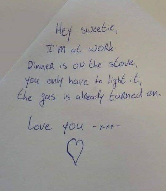 handwriting - Hey sweetie, I'm at work Dinnea is on the stove, you only have to light it, the gas is already turned on. Love you xxx