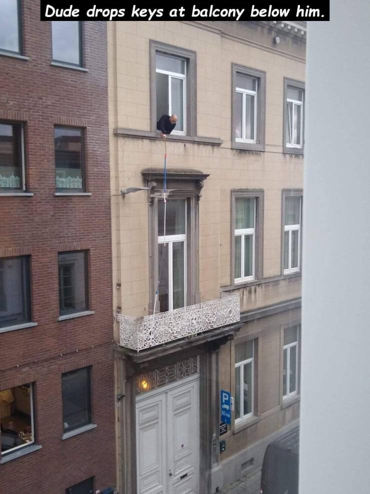 facade - Dude drops keys at balcony below him. el