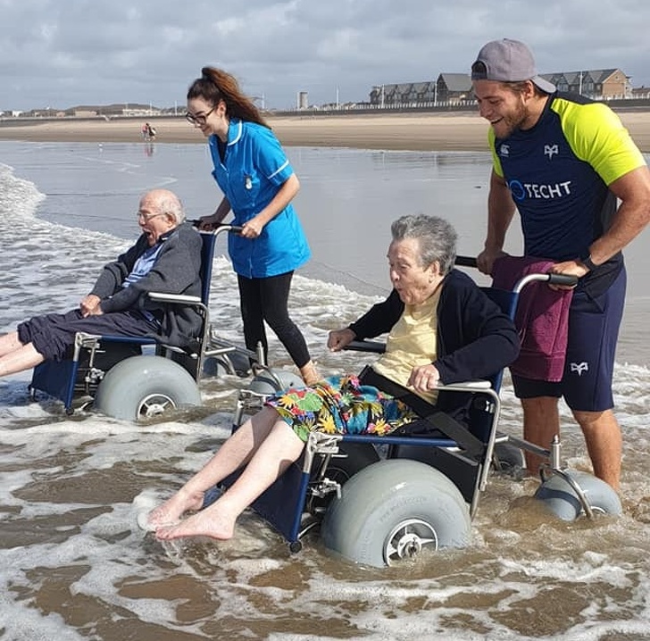 The workers at a nursing home bring an elderly couple to the sea and their reaction is priceless.