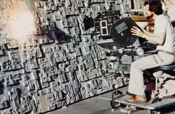alternate angles of iconic images - star wars models 1977