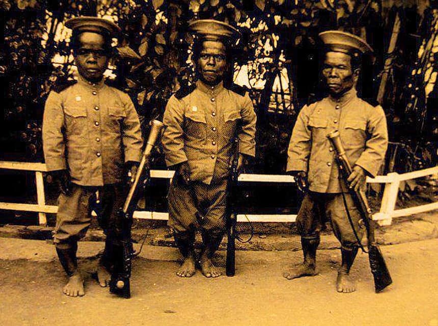 Royal guardsmen with their Blunderbuss firearm (around year 1897-1922) Siam, Thailand.