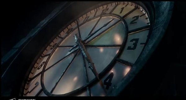 When Gwen Stacy dies in The Amazing Spider-Man 2 (2014) the clock stops at 1:21. In the comics, Gwen dies in The Amazing Spider-Man #121.