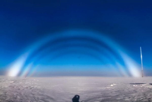There exists a colorless rainbow that appears under certain conditions. It’s an icebow.