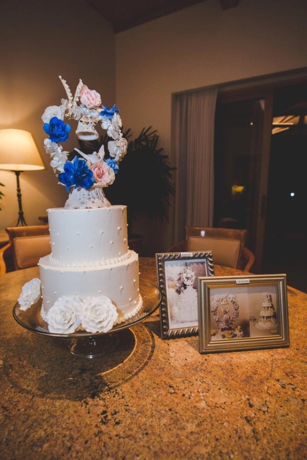 My husband’s gma surprised us with our wedding cake (back in 2017). Little did we know that the big surprise was that the wedding cake topper which was originally from the grandparents cake back and 1950 and then modified and use on my husband’s parents wedding cake back 1981. So beautiful!