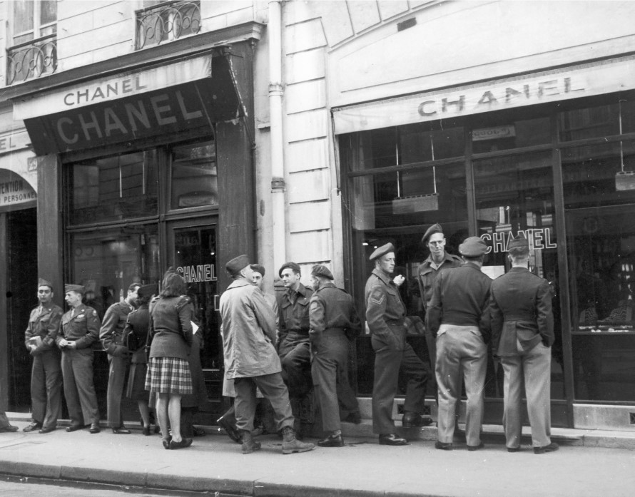US soldiers waiting outside Chanel in the Rue de Gambon, Paris, to buy her No.5 perfume. 1944-45.