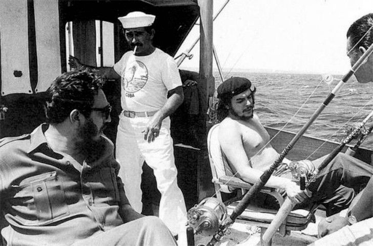 Fidel Castro and Ernesto “Che” Guevara fishing on a boat (1960).