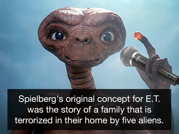 et film - Spielberg's original concept for E.T. was the story of a family that is terrorized in their home by five aliens
