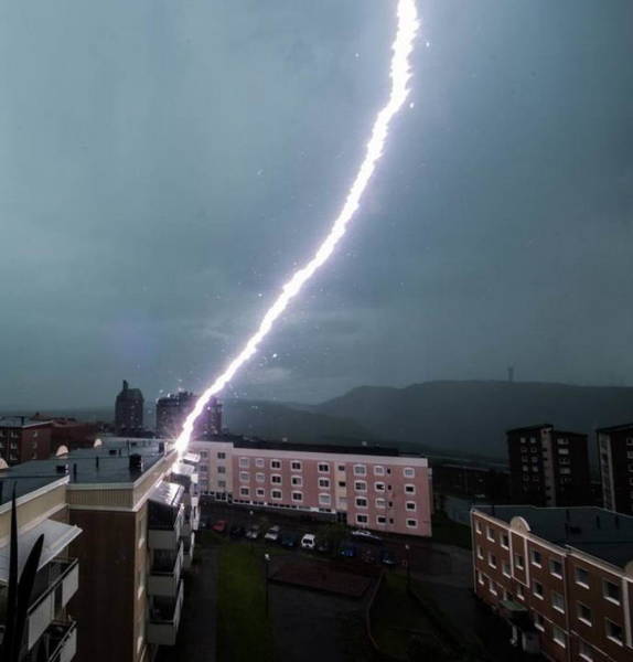 lightning strike close up - 000D