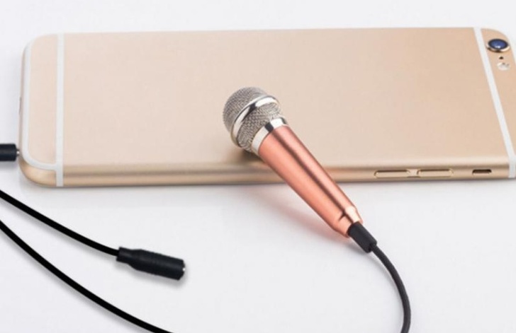 A small microphone for singing karaoke on your phone
