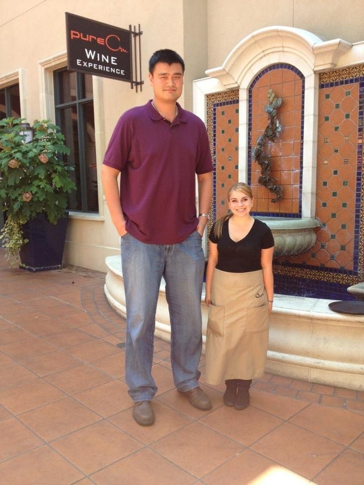 yao ming with short people - pure Wine Experience Serbino Pes