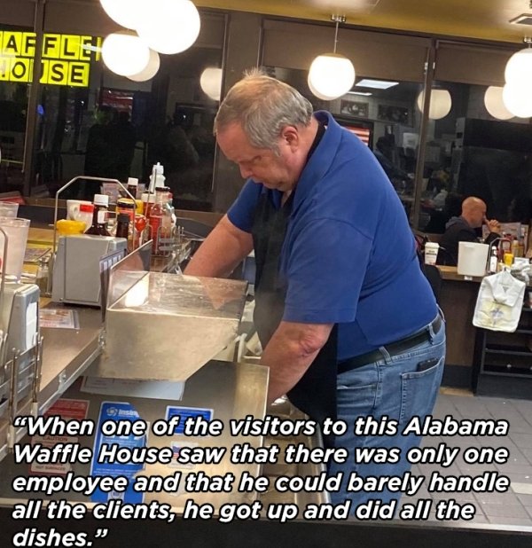 waffle house worker gets help from customers - Affle Loise When one of the visitors to this Alabama Waffle House saw that there was only one employee and that he could barely handle all'the clients, he got up and did all the dishes."