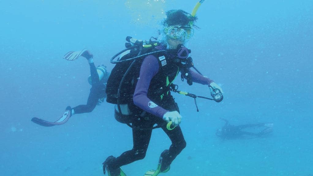 Scuba diver taking a picture of his wife during a dive off the Australian coast,
He accidentally gets a picture of the dead body of murder victim Tina Watson. A few minutes before this photo, her husband turned off her air supply and held her underwater until she drowned. He then went up to the surface and told the other divers she was “in trouble”, and you can see someone else swimming to try and save her.