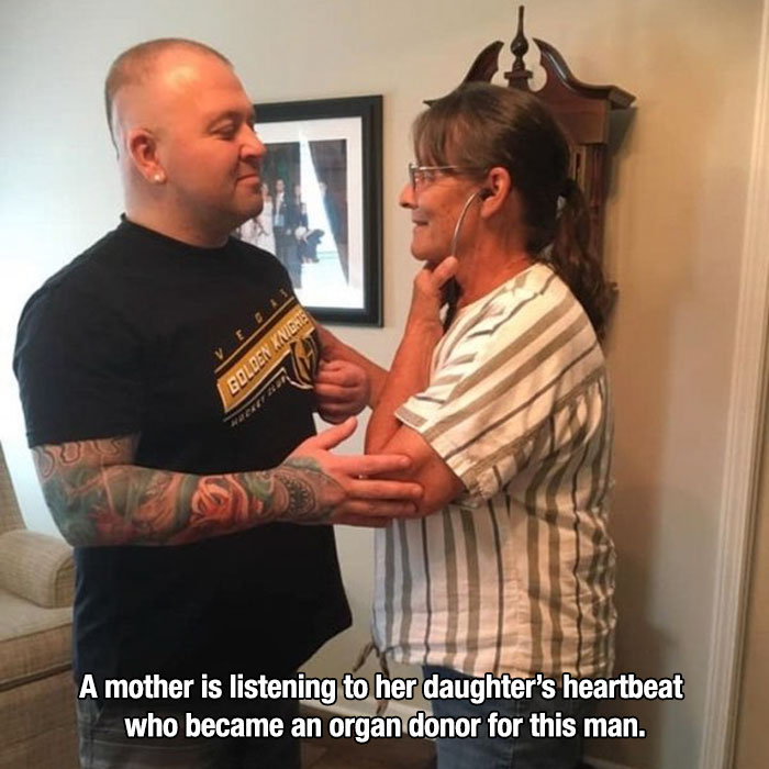 shoulder - Boden A mother is listening to her daughter's heartbeat who became an organ donor for this man.