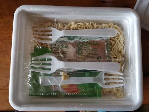 Today, I’m lucky! I got an extra fork in the noodle pack.