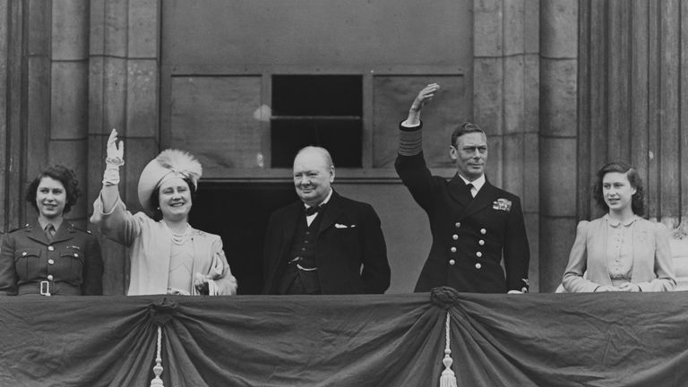 The then-Princess Elizabeth, Queen Elizabeth, Winston Churchill, King George VI, and Princess Margaret on the balcony of Buckingham Palace on VE Day, 8 May 1945