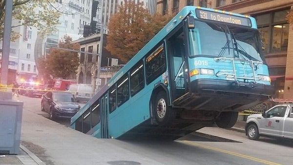 pittsburgh bus sinkhole - Es 31 to Downtown 6015