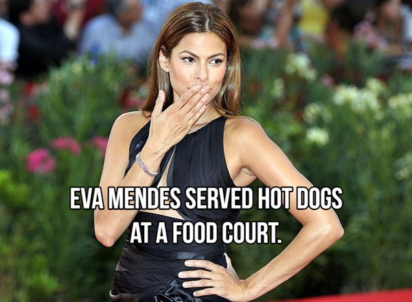 Eva Mendes - Eva Mendes Served Hot Dogs At A Food Court.