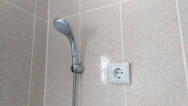 electrical outlet in the shower