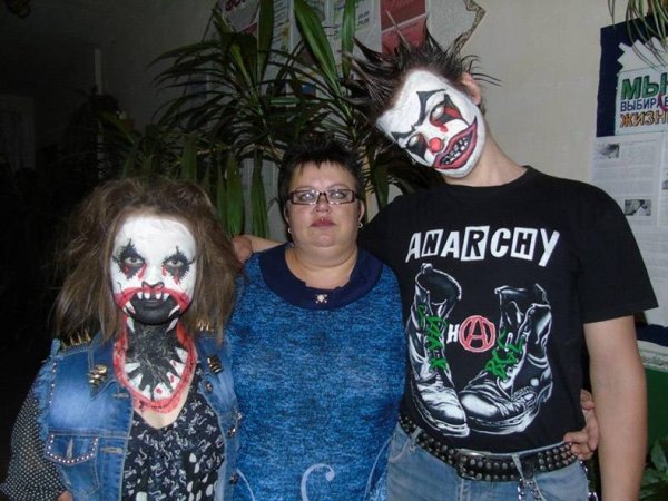 family photo kids wearing creepy clown makeup