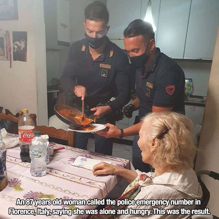 Police - Polria kan locals ama An 87 years old woman called the police emergency number in Florence, Italy, saying she was alone and hungry. This was the result.