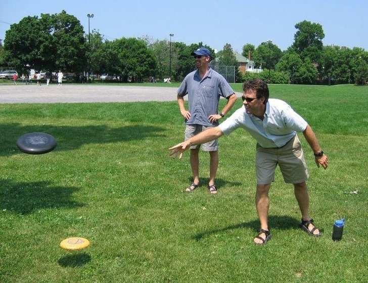 frisbee shadow illusion -