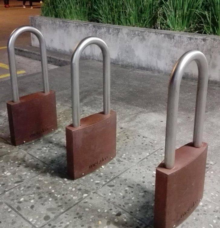 Bike rings shaped like padlocks