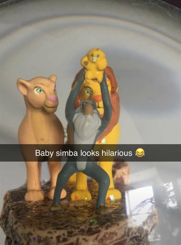 figurine - Baby simba looks hilarious le