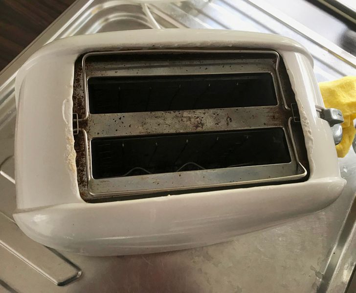 toaster that melts plastic casing