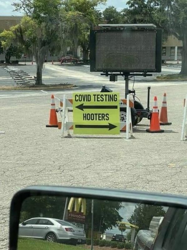signage - Es Wh Covid Testing Hooters blanco