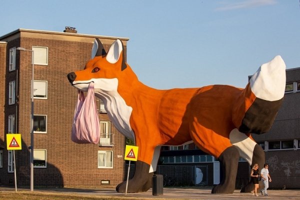 huge things - florentijn hofman fox - A