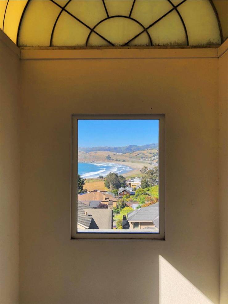 “The window of this house I rented looks like a painting.”