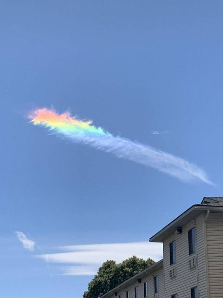fascinating photos - a rainbow cloud that looks like a feather