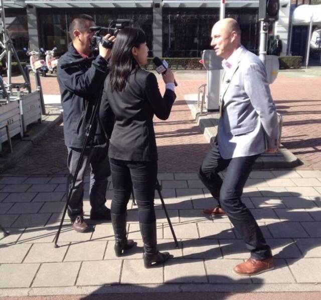 A Dutch employee gets interviewed by Chinese media