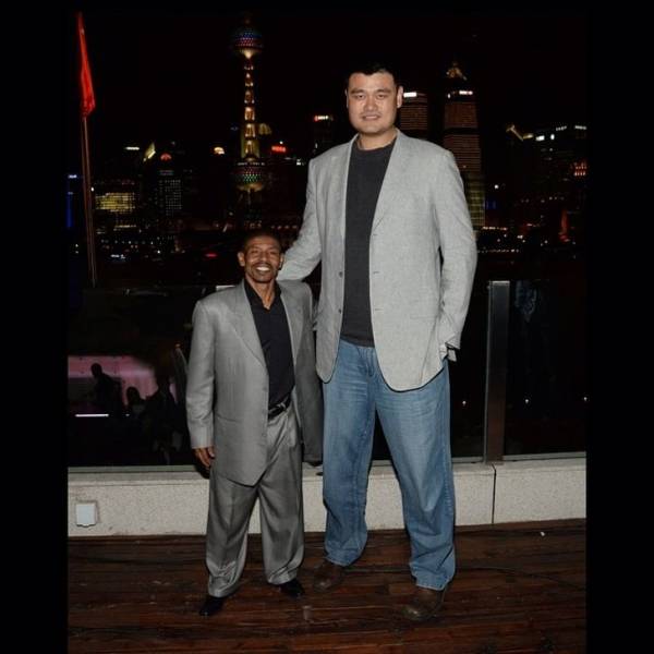 NBA player Muggsy Bogues with Yao Ming