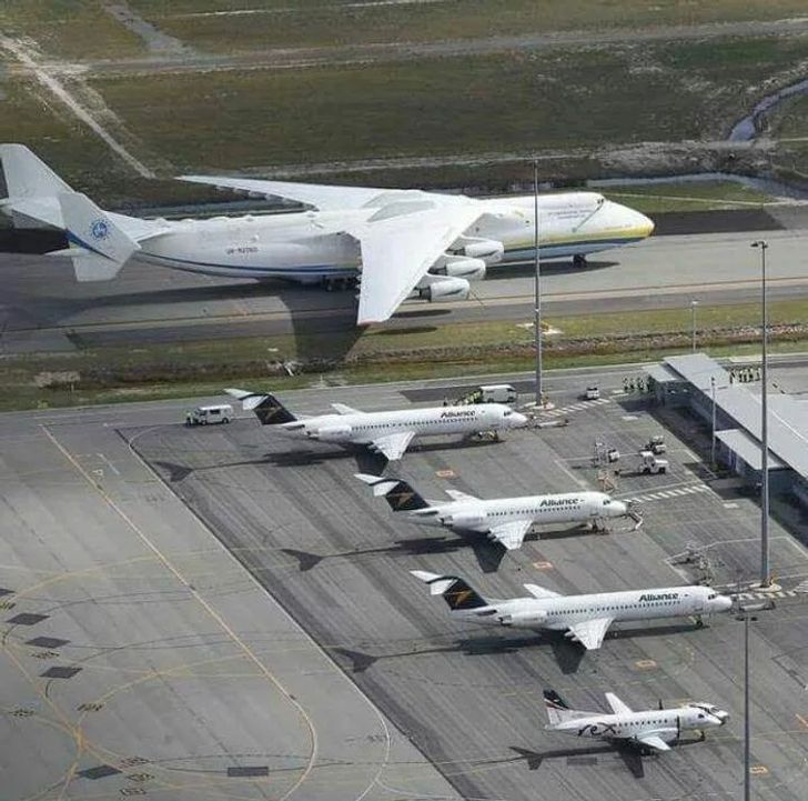 The difference between the size of the largest aircraft in the world and that of other regular aircrafts