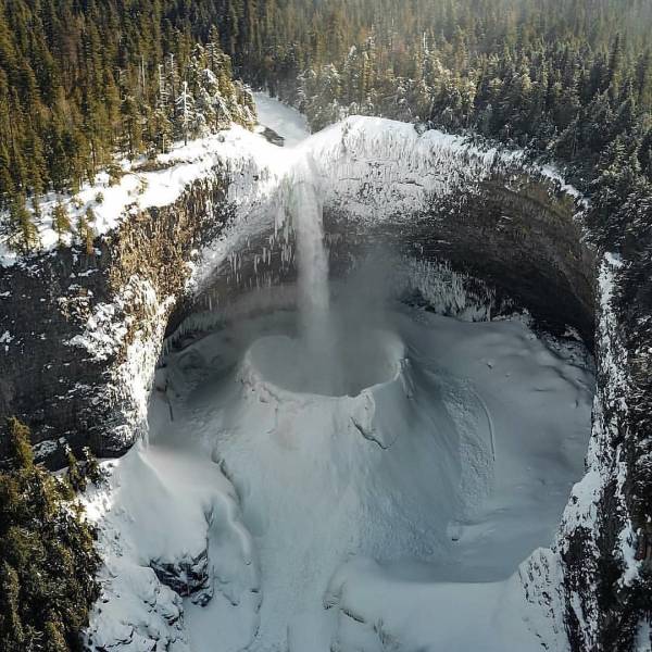 “Amazing snow crater formed in plunge pool of Helmcken Falls (Canada)”