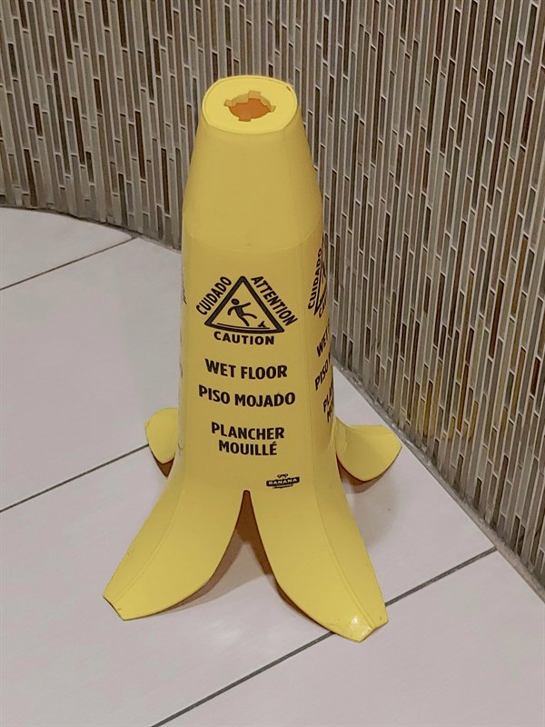 banana - Cuidado Attention Caution Wet Floor Piso Mojado Plancher Mouill