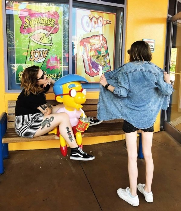 woman flashing milhouse from the simpsons