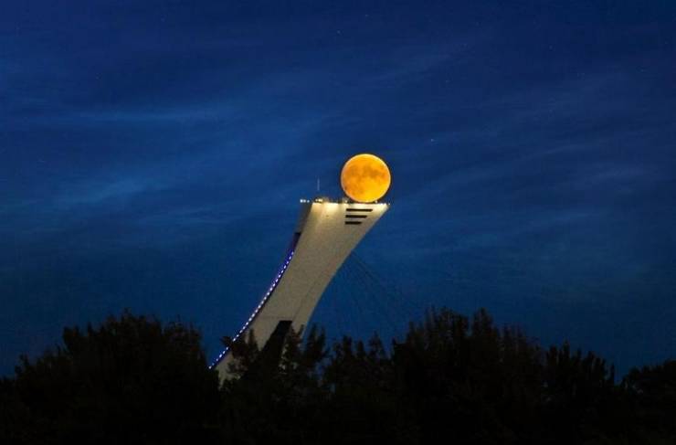 "ITAP of the moon above Montréal's olympic stadium"
