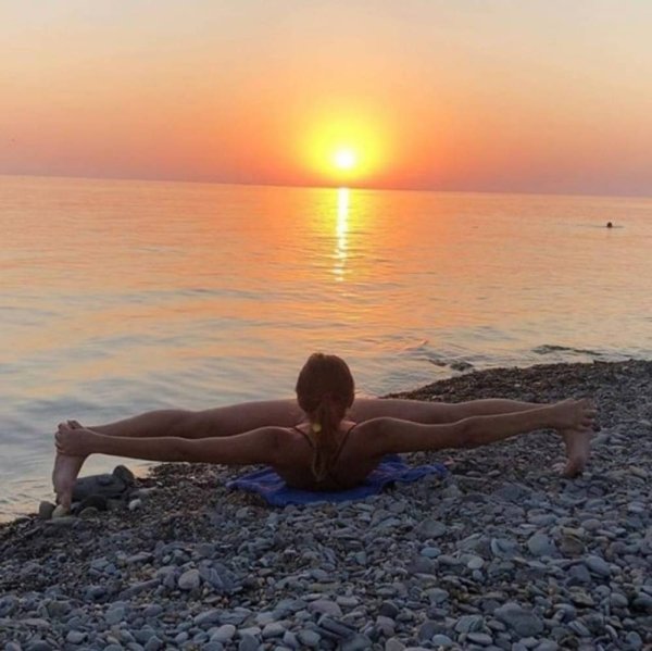 funny memes and pics - woman spreading her legs to the sunset